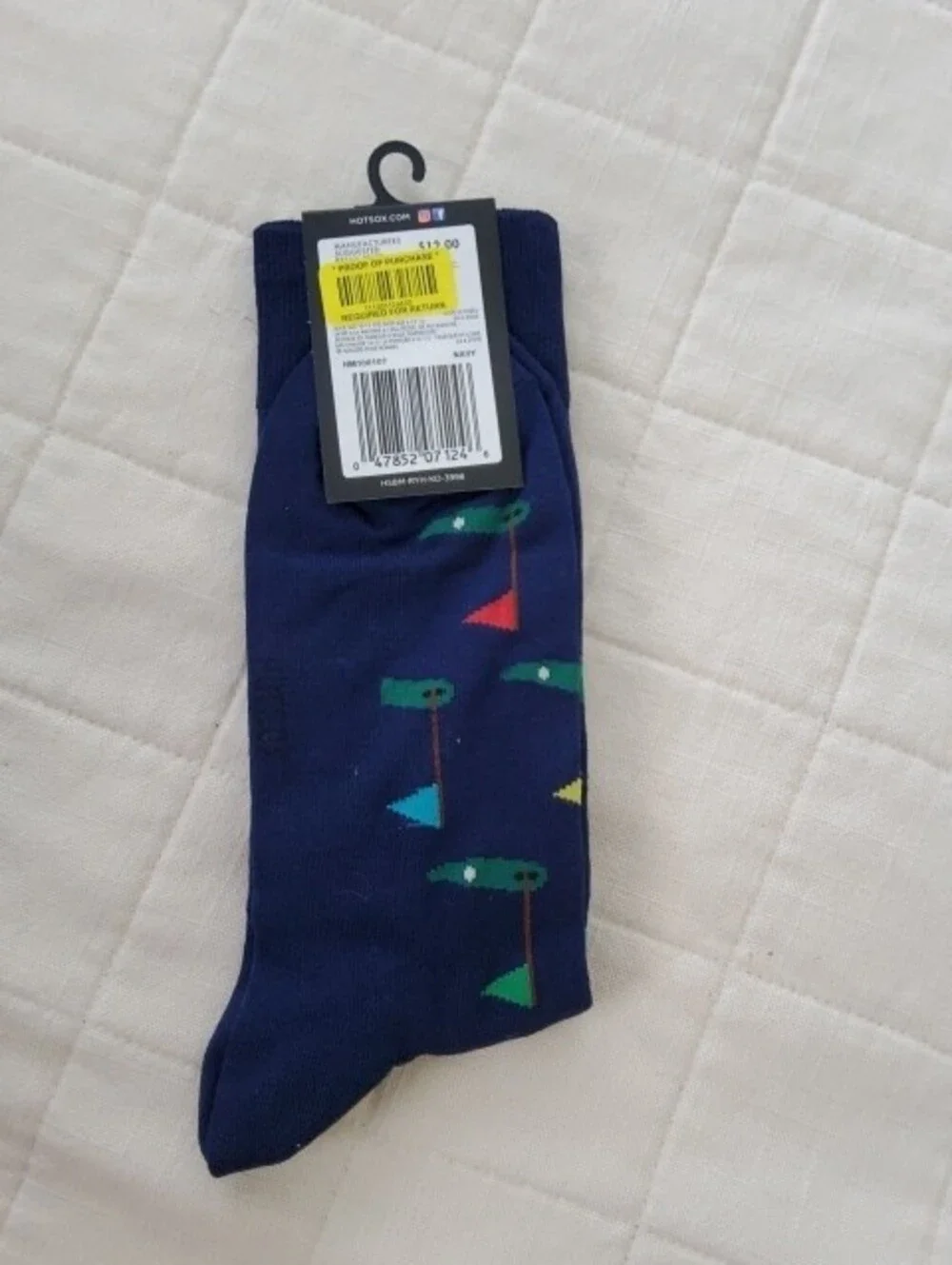 Hot Sox Navy Men’s Socks with Multicolor Golf Flag Pattern